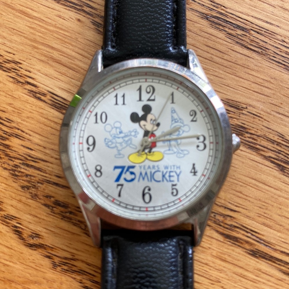 VINTAGE Mickey Mouse Watch: Collector’s Piece